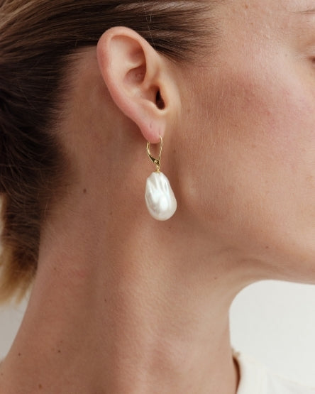 Cocoon Pearl Earrings Gold