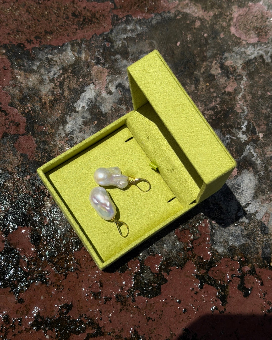 Cocoon Pearl Earrings Gold