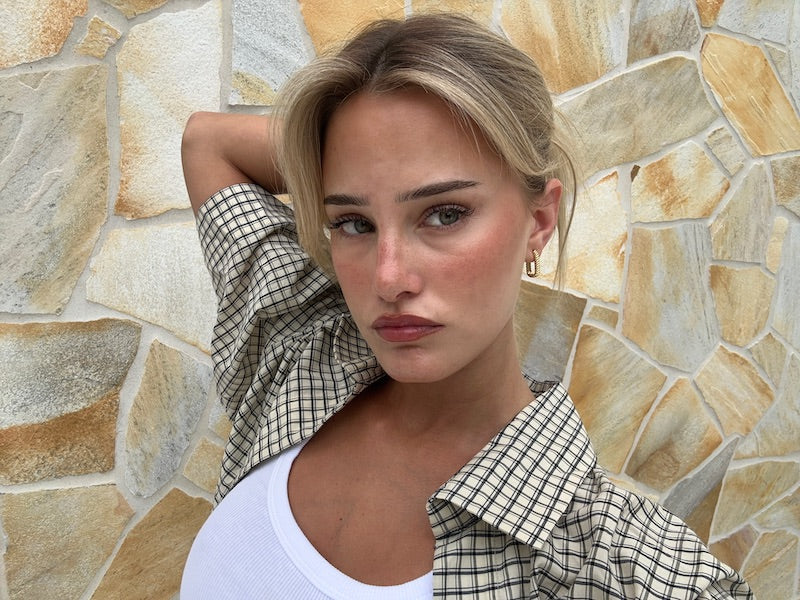 rochelle de snoo wearing reliquia jewellery moyene gold earrings hoops