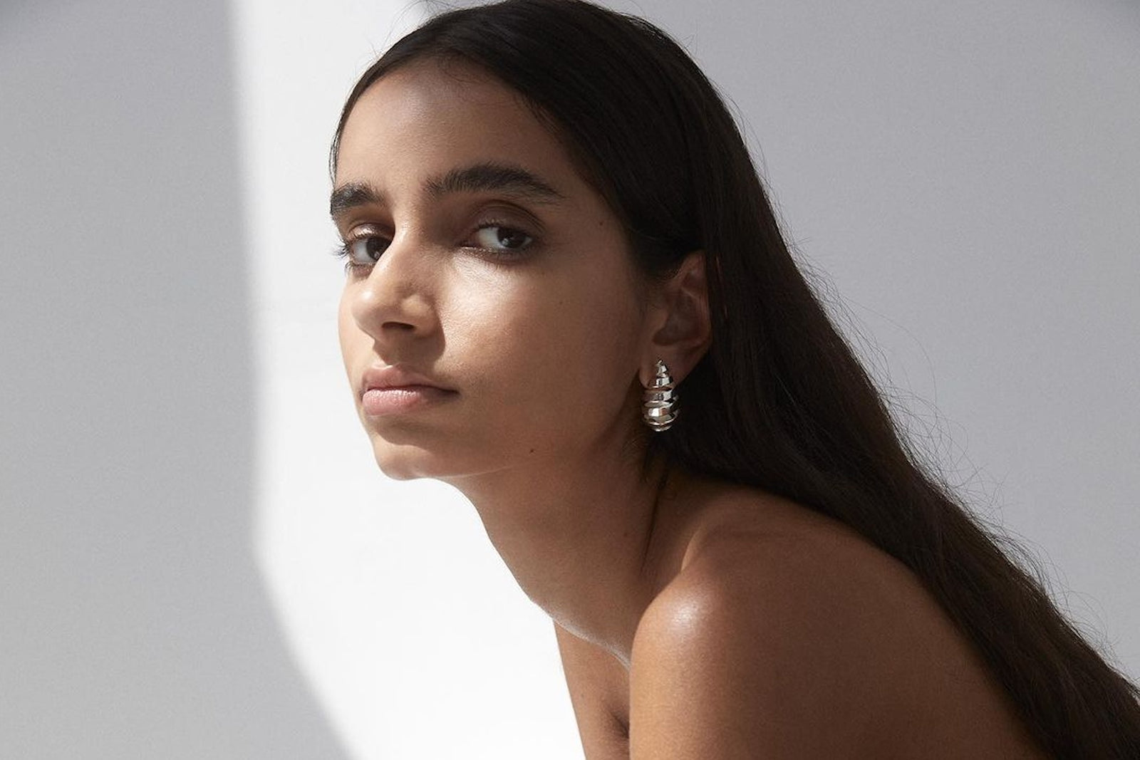 reliquia jewellery silver earrings on model