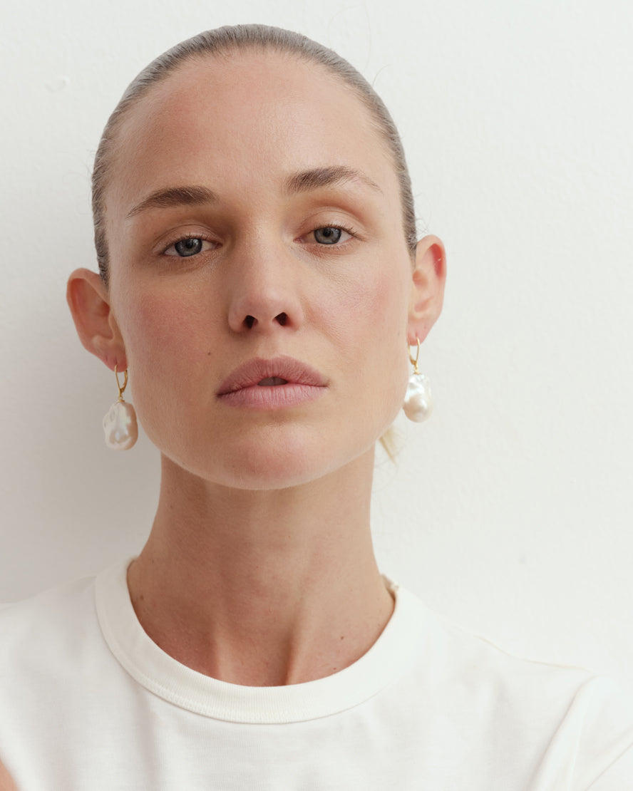 Cocoon Pearl Earrings Gold