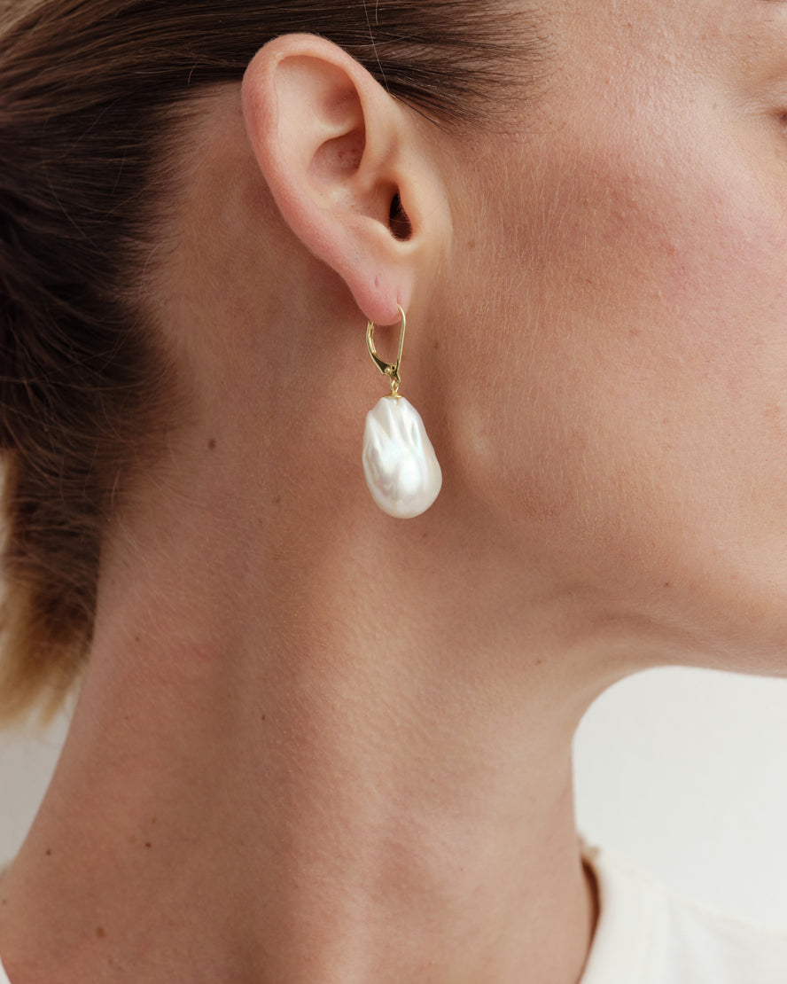 Cocoon Pearl Earrings Gold